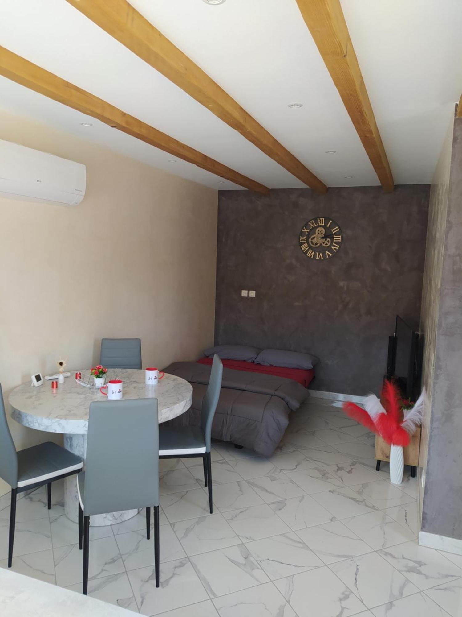 Studio Cosy Avec Terrasse Et Jacuzzi A Disposition De Mai A Aout Rians  Ngoại thất bức ảnh